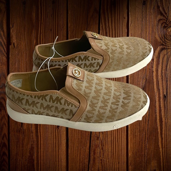 Michael Kors Shoes - Michael Kors Noa tan logo sneakers sz 5